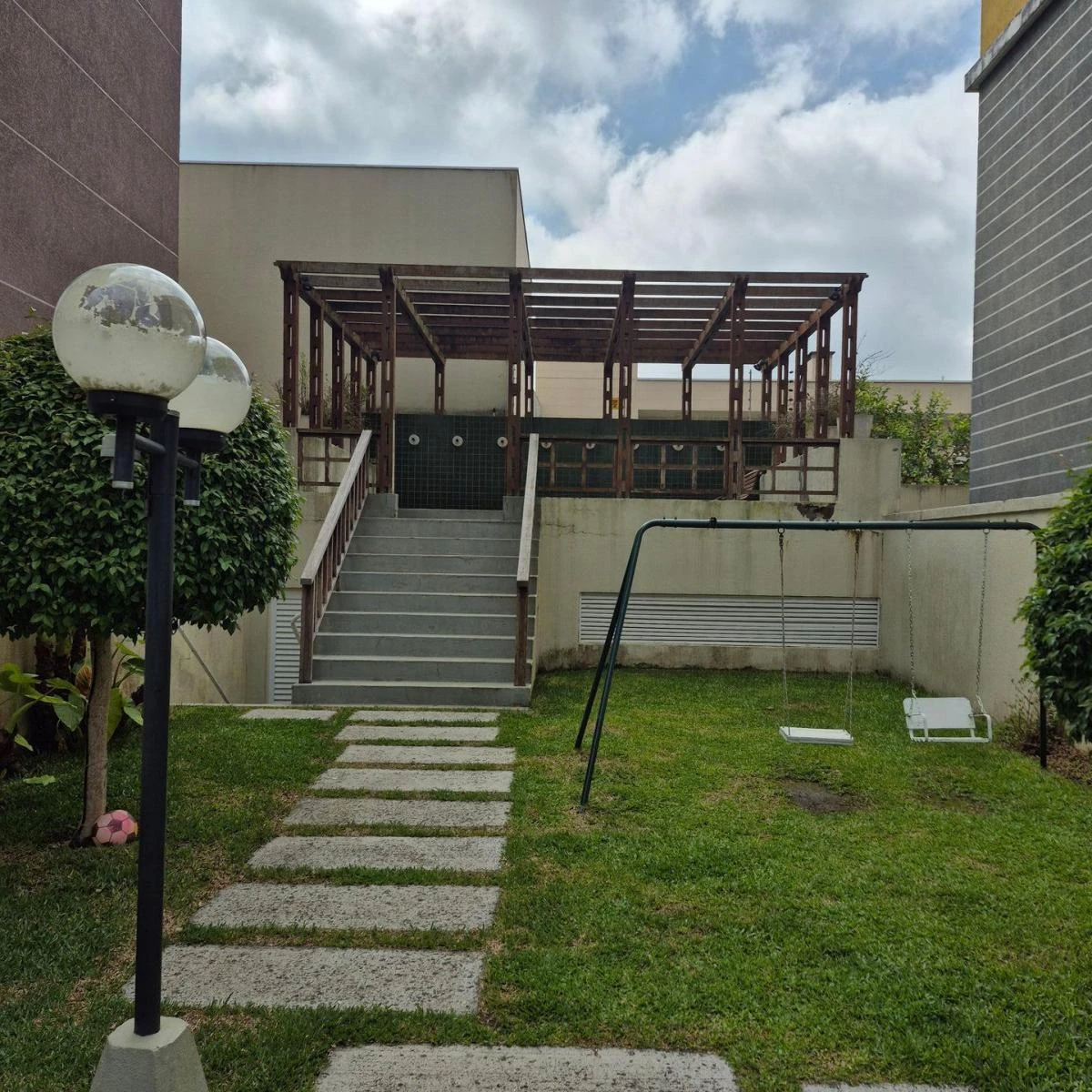 Furnished 3-bedroom apartment with covered parking — photo 20