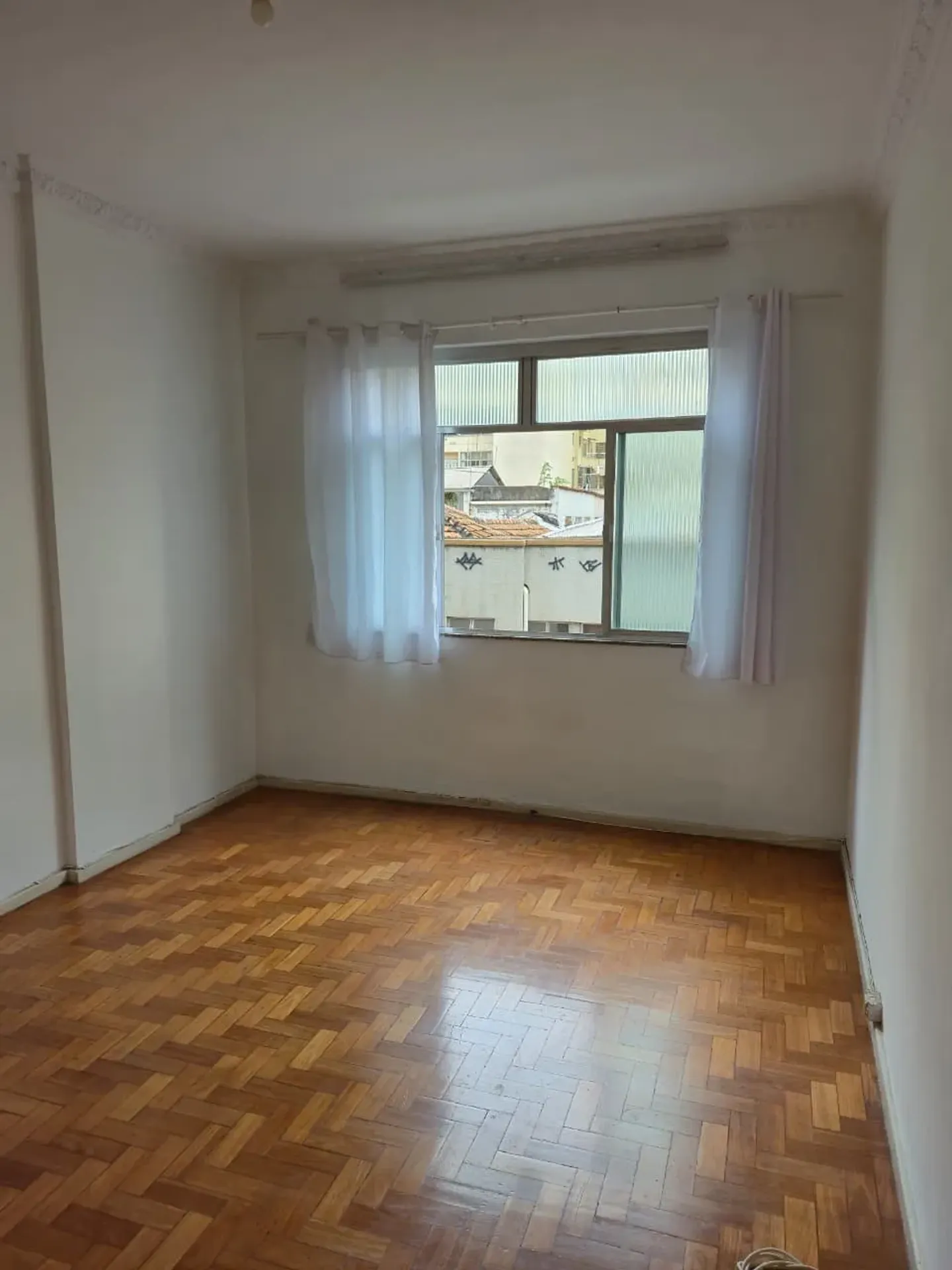 Studio on the 3rd floor with wood or laminate floors — photo 3