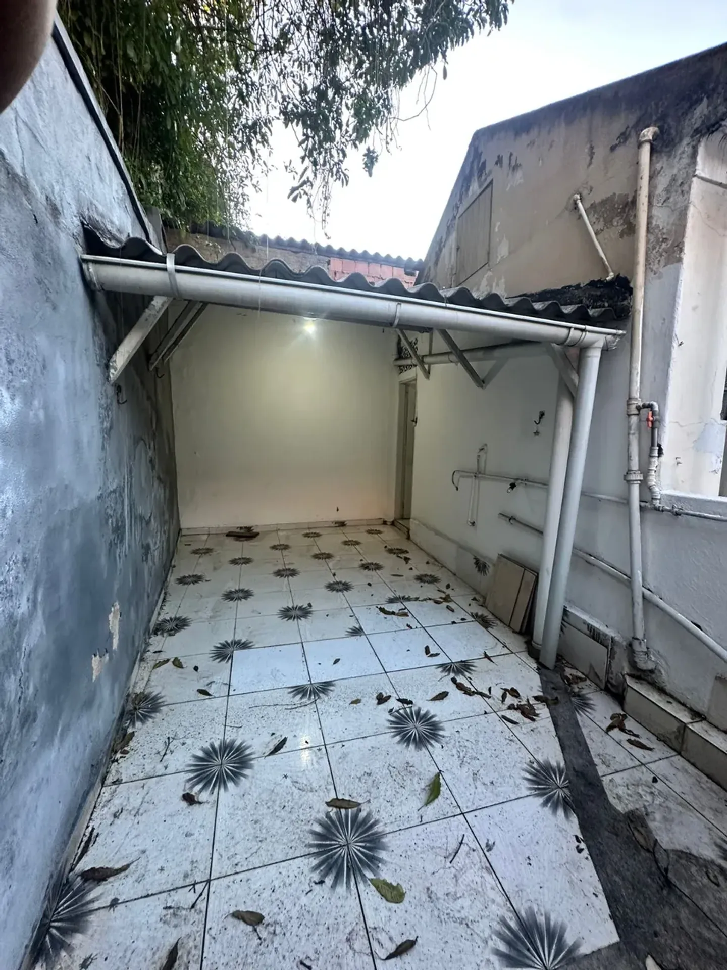Unfurnished apartment with a separate closed kitchen — photo 5