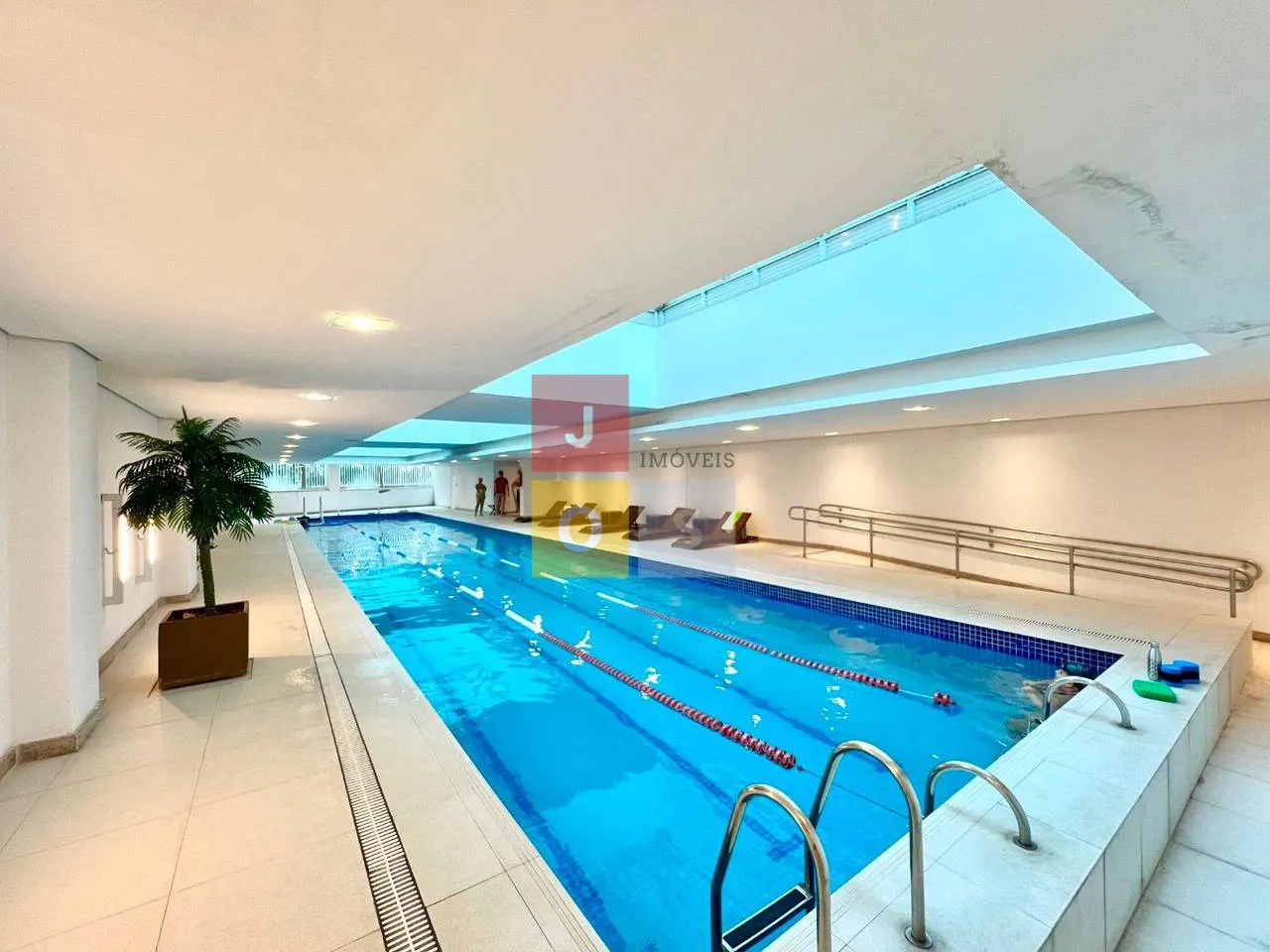 Furnished 4-bedroom suite apartment with 156 m² — photo 27