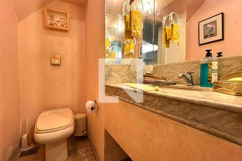 Duplex apartment with 3 en-suite bedrooms and laundry — photo 16