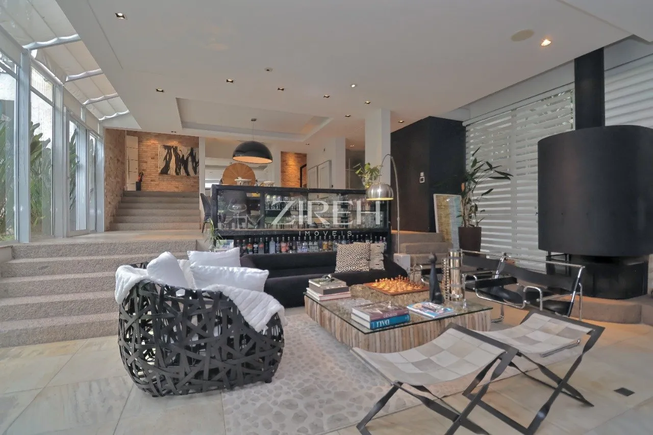 House 879 m² with a fireplace and 6 bedrooms