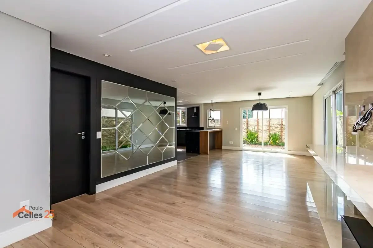 Furnished house, 275 m², with a glass-enclosed balcony
