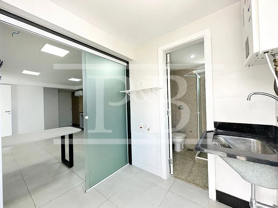 4-bedroom apartment with an enclosed glass balcony — photo 36