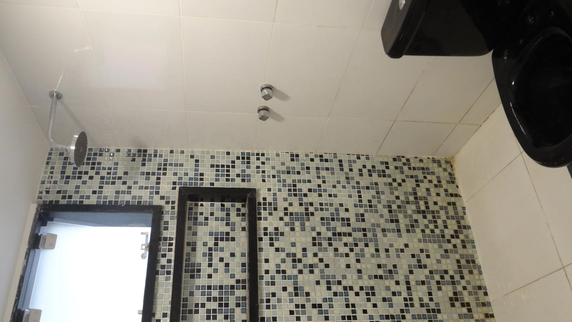 Casa de 384 m² com janelas do piso ao teto e varanda gourmet — photo 53