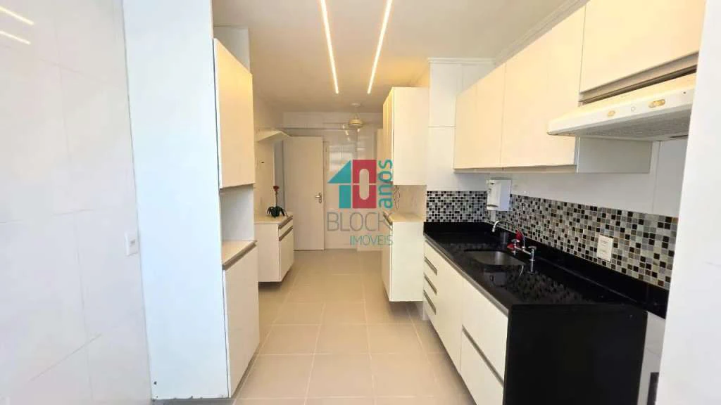 4-bedroom apartment with a glassed-in balcony — photo 20