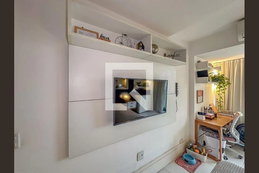 Furnished 2-bedroom apartment with a ready desk — photo 17