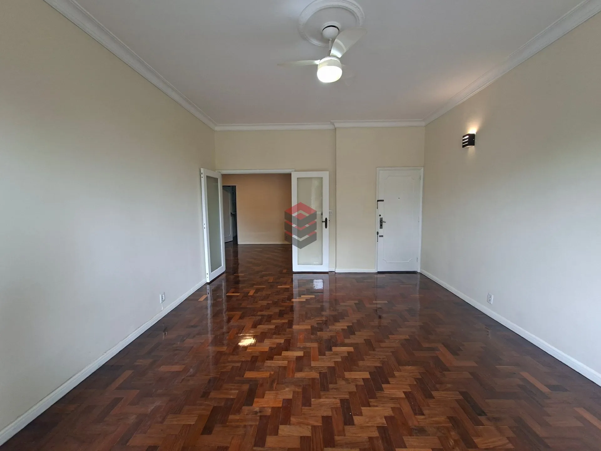 Apartment, 159 m², with wood or laminate floors — photo 8