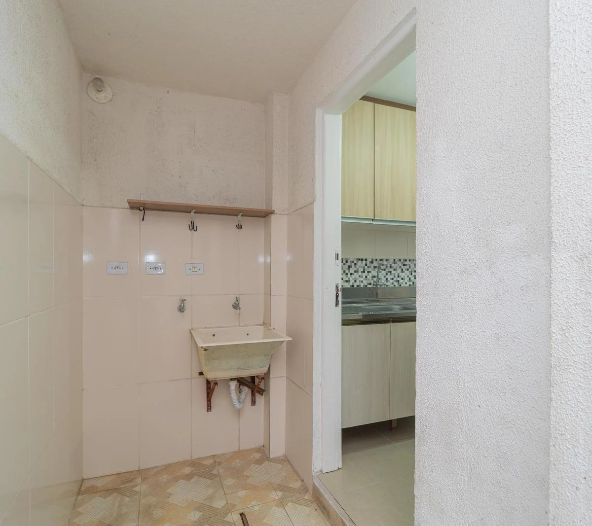 3-bedroom house with wood or laminate floors — photo 17