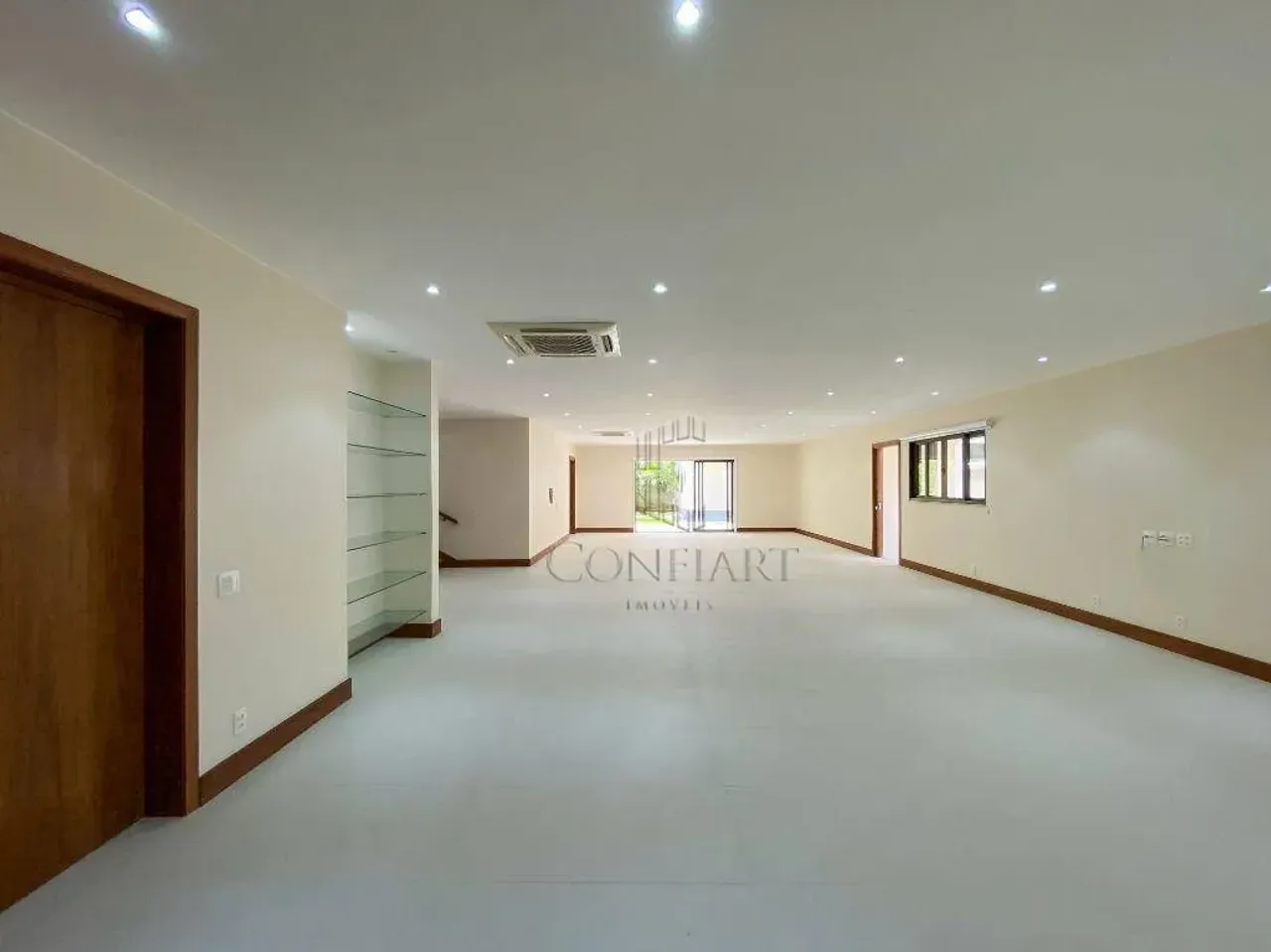 Unfurnished house with 5 bedrooms and 5 bathrooms