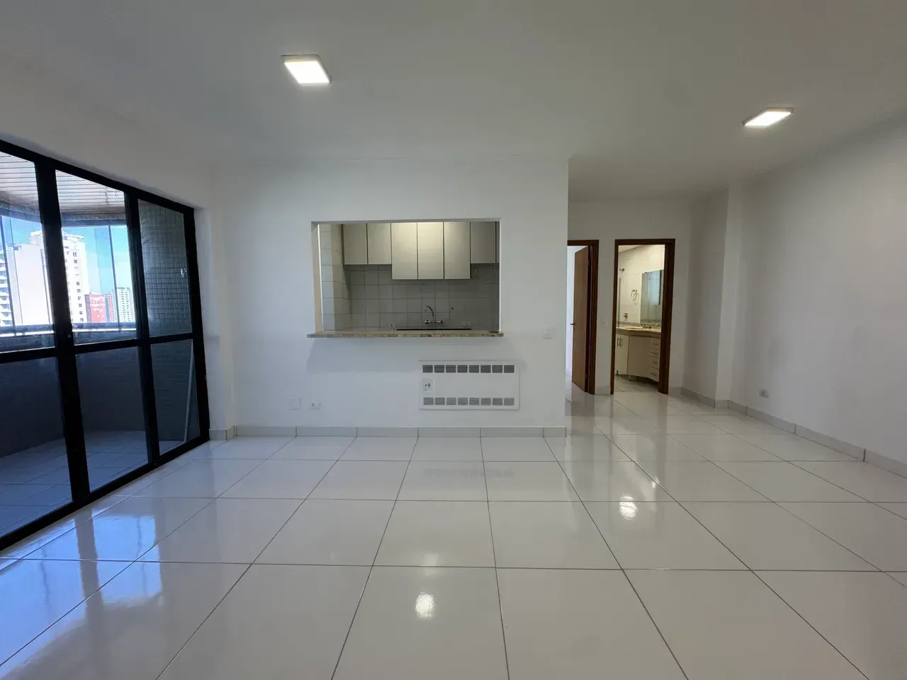 1-bedroom apartment with open-plan kitchen and balcony — photo 3