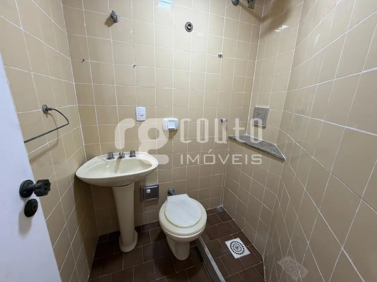 3-bedroom apartment with built-in wardrobes and balcony — photo 25
