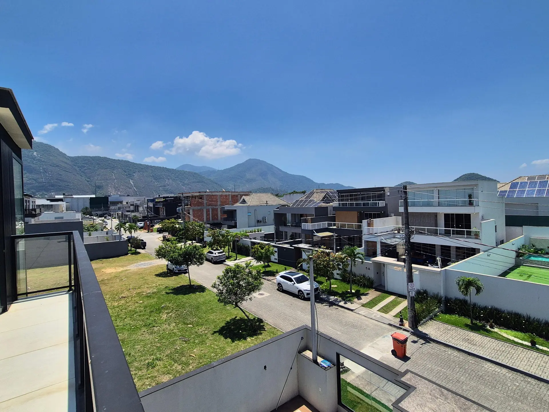 4-bedroom house with a glass-enclosed balcony — photo 55