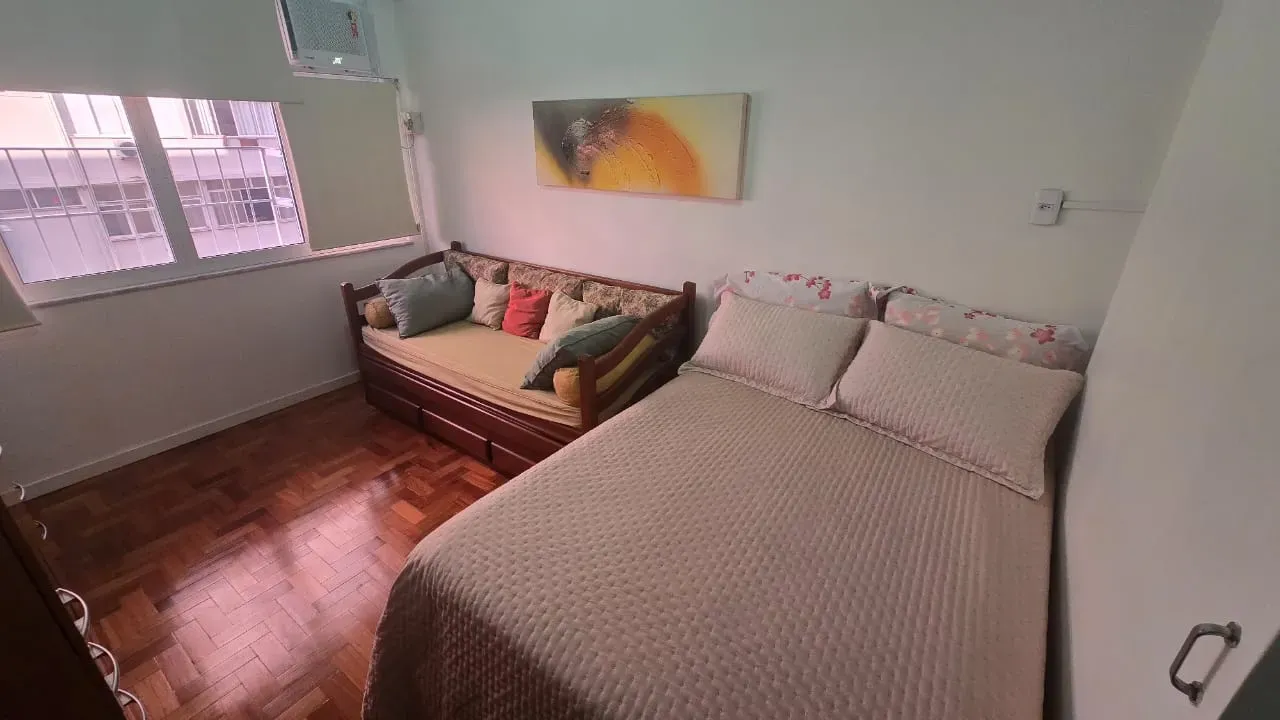 One-bedroom apartment with wood or laminate floors — photo 6
