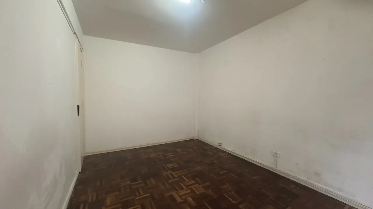 2-bedroom apartment with a glass shower enclosure — photo 18
