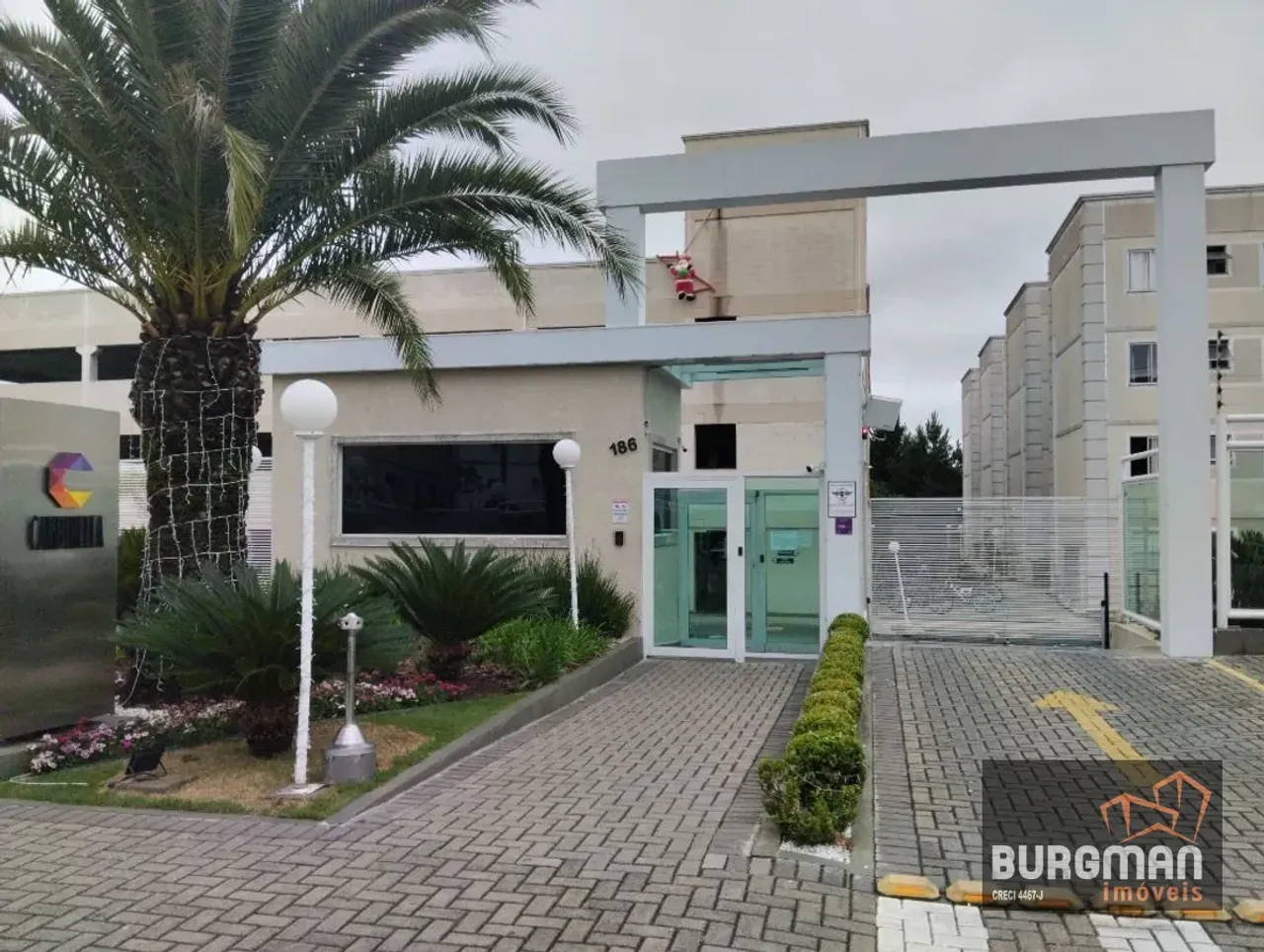 2-bedroom apartment with 1 parking space and laundry area