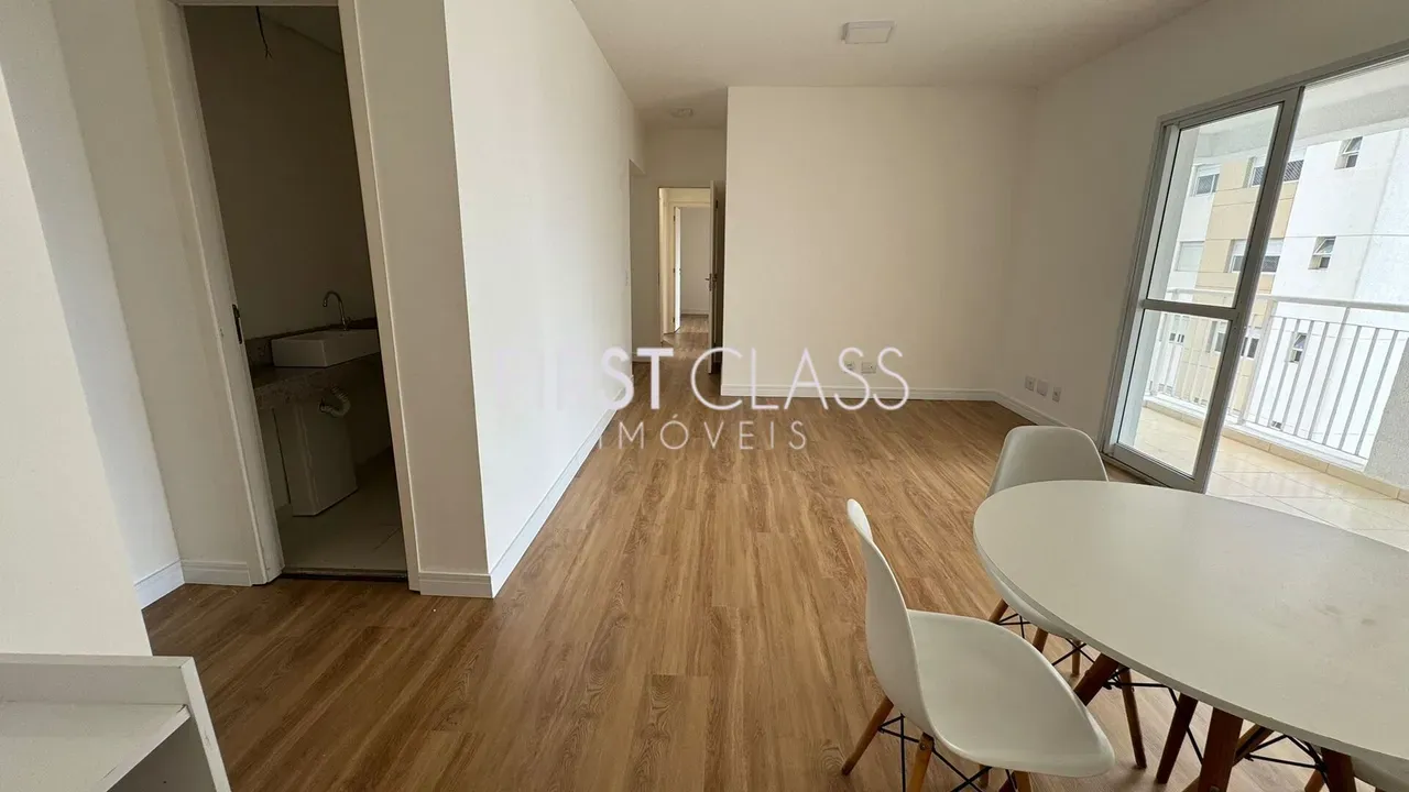 Wood or laminate floors in a 3-bedroom apartment, 113 m² — photo 4