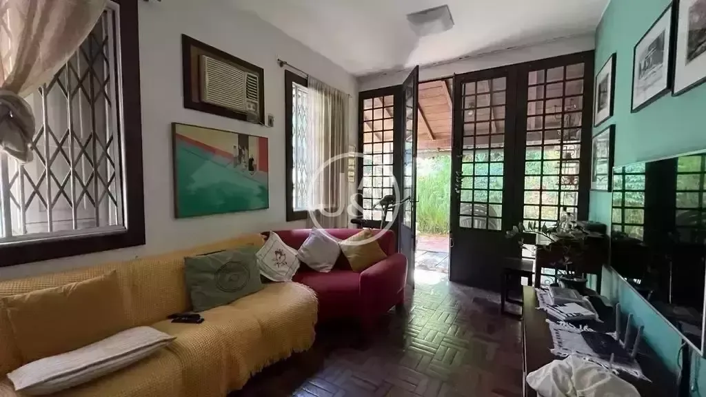 House with 4 bedrooms and a gas stove — photo 5