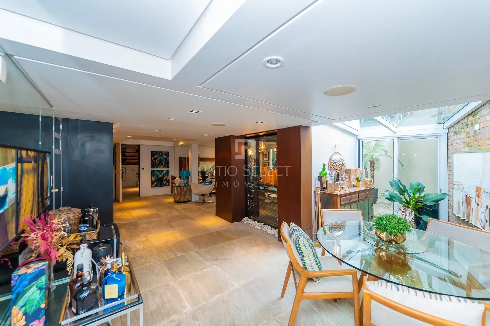 Floor-to-ceiling windows in a 6-bedroom house, 763 m² — photo 41