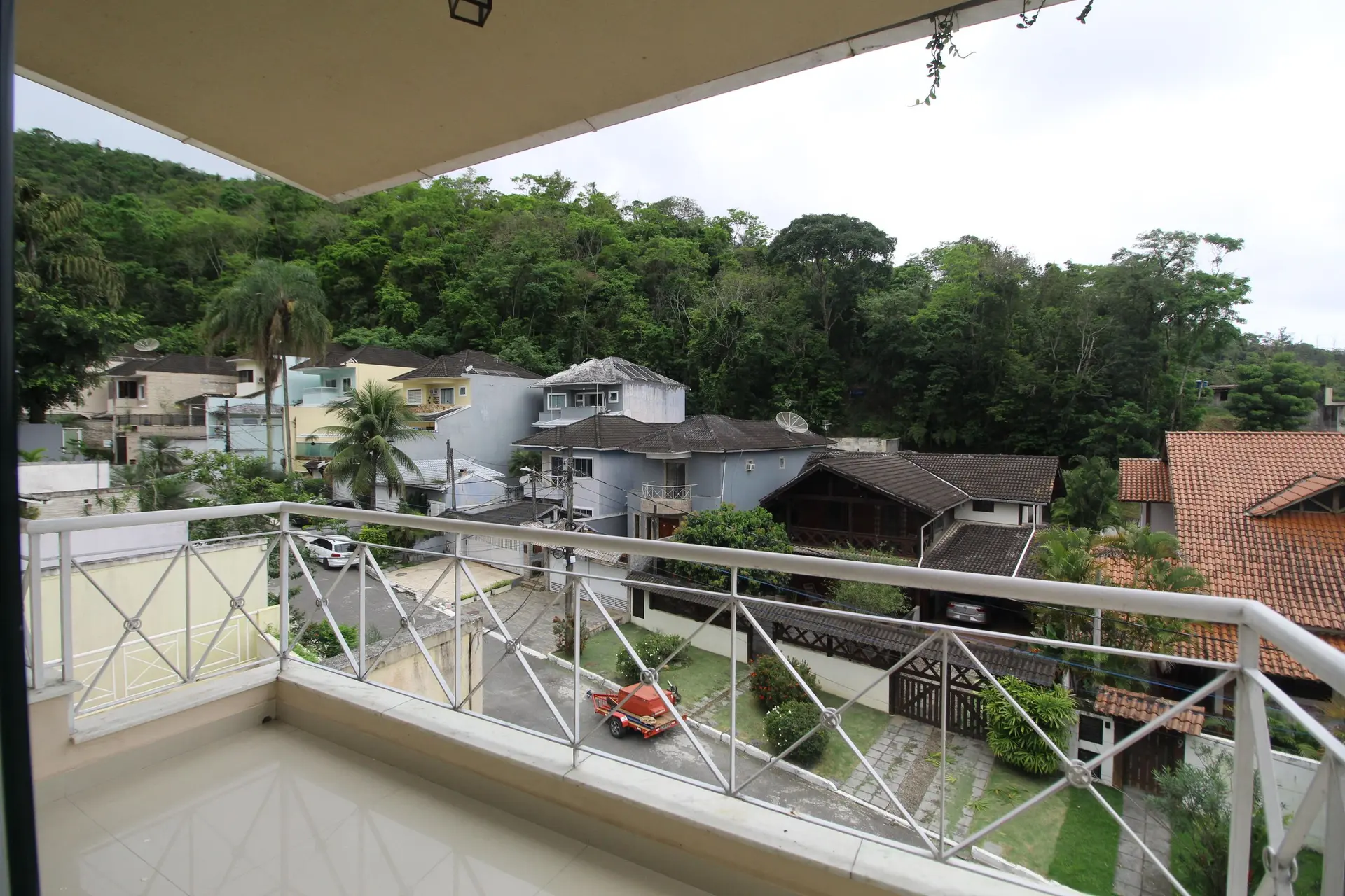 4-bedroom house with a mountain view — photo 4