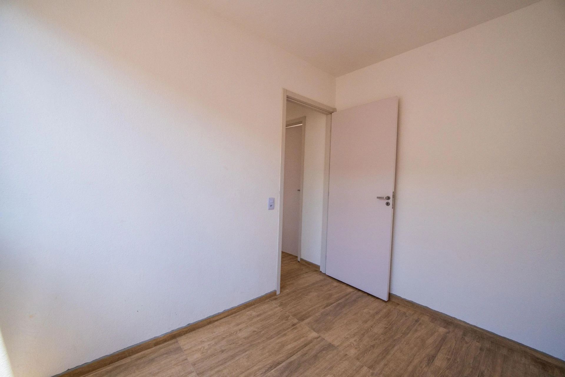 2-bedroom apartment with wood or laminate floors in Curitiba — photo 23