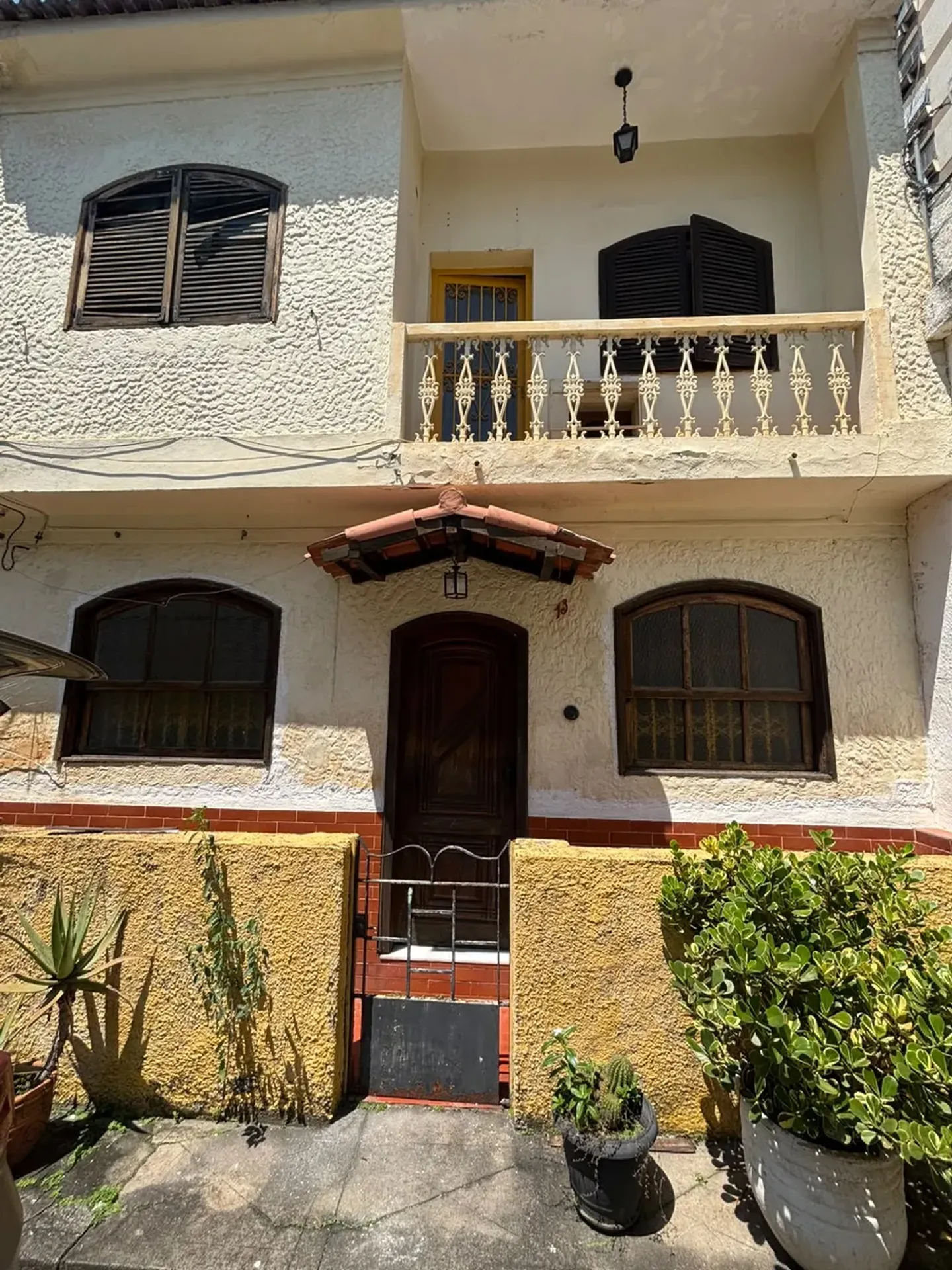 Balcony with a grill in a 2-bedroom house, 120 m² — photo 16