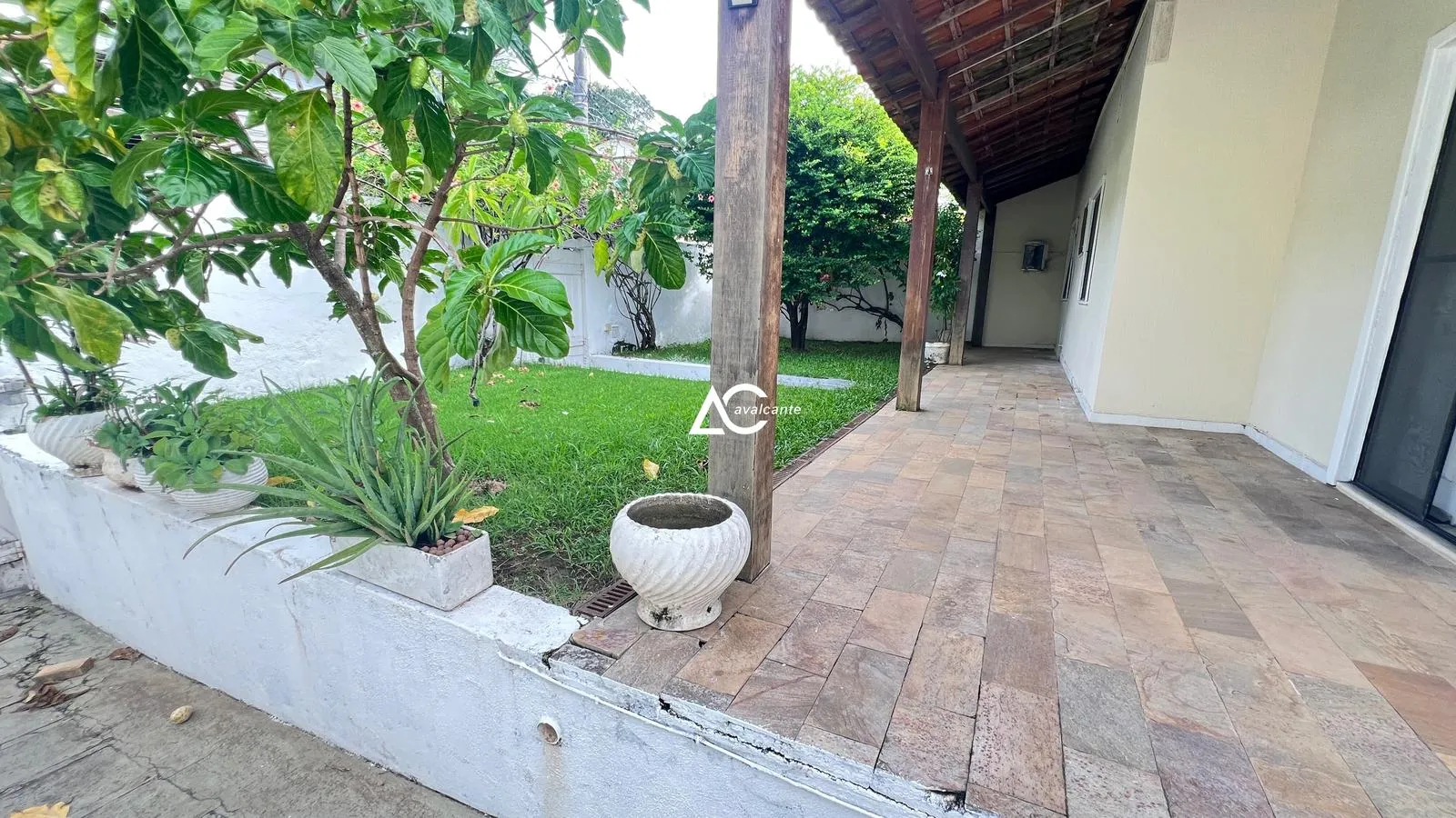 House with 5 bedrooms and 5 bathrooms plus a pool — photo 52