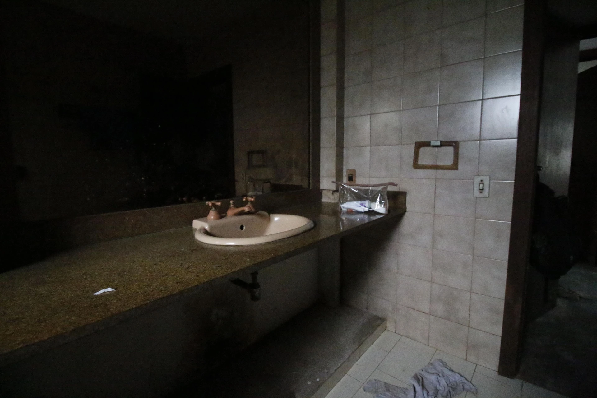 500 m² house with floor-to-ceiling windows and a bathtub — photo 46