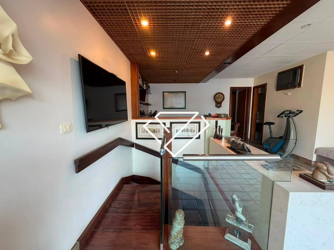 Penthouse with 3 bedrooms, 4 bathrooms and enclosed balcony — photo 63