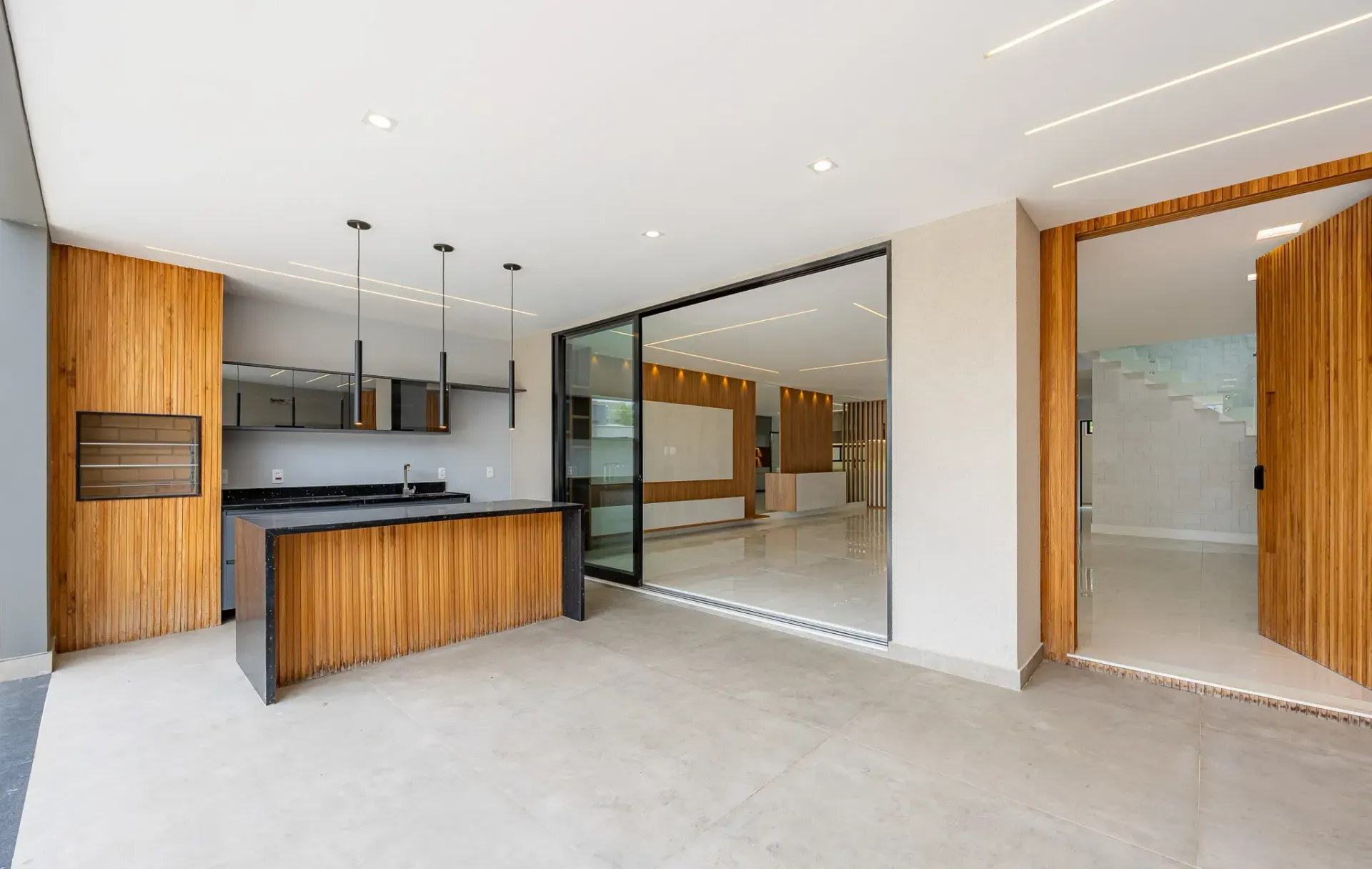 Furnished house with 5 suites and floor-to-ceiling windows — photo 14