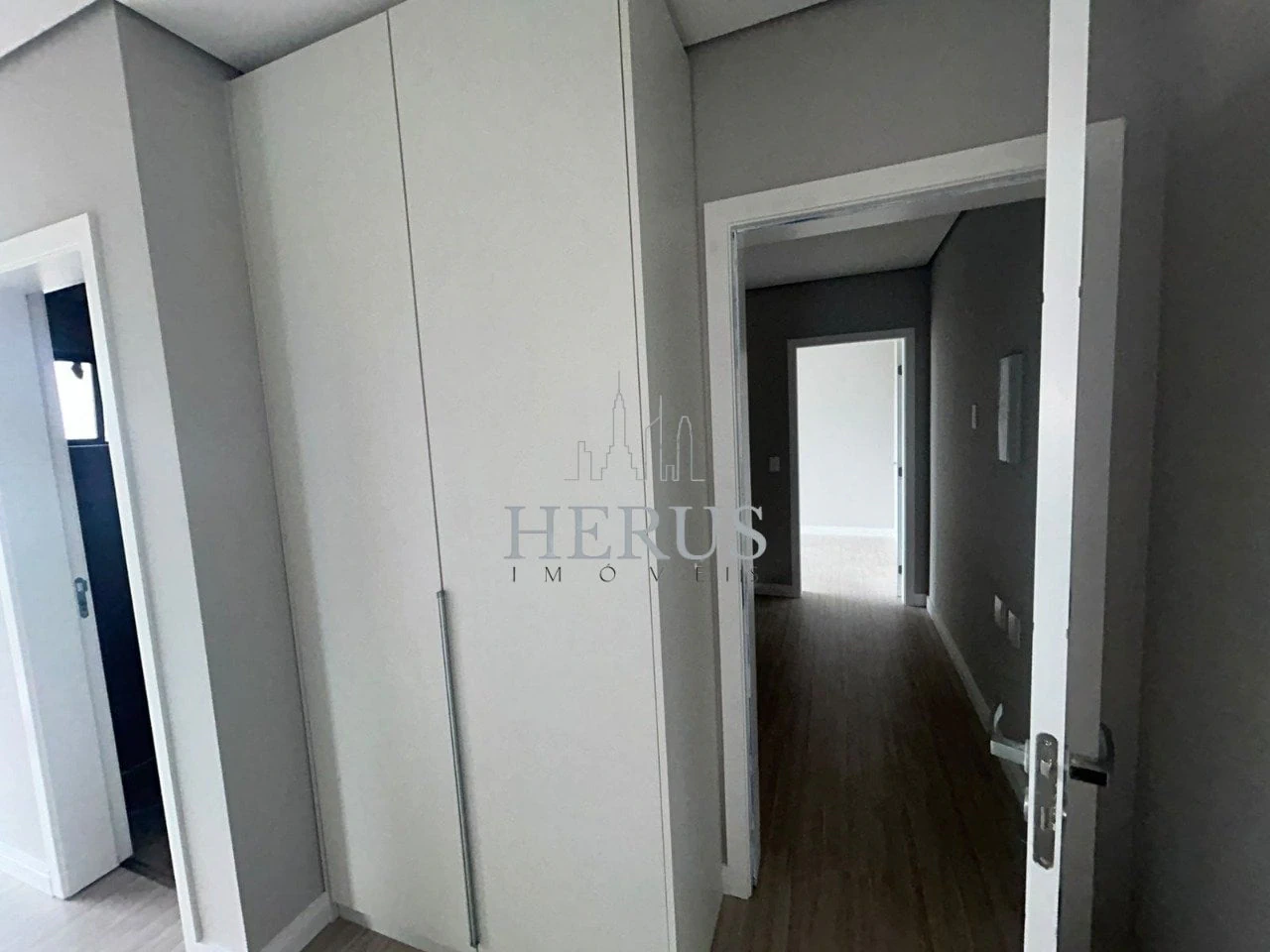 Apartamento de 2 quartos com janelas do piso ao teto — photo 26