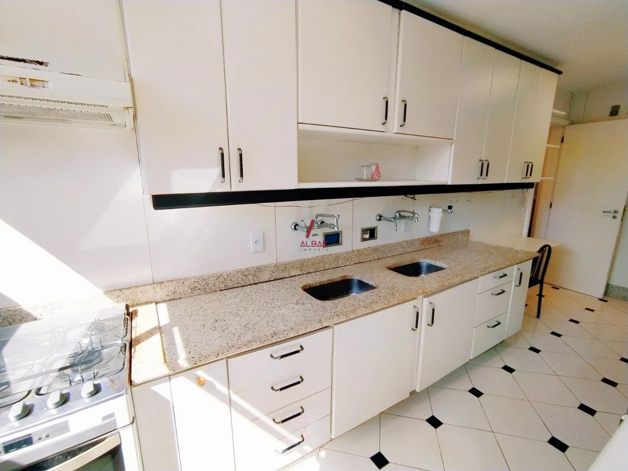3-bedroom apartment with a balcony and 4 bathrooms — photo 19