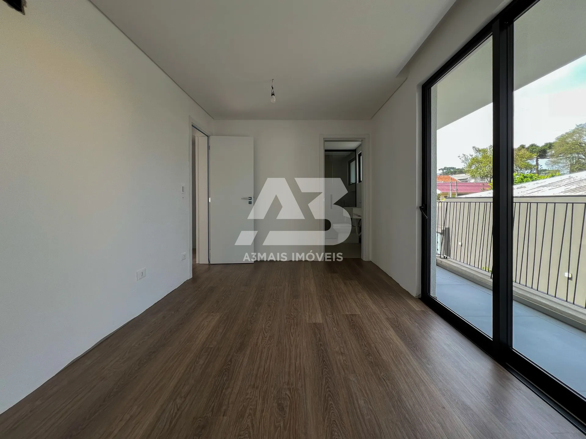 Glass-enclosed balcony in a 3-bedroom house, 137 m² — photo 9