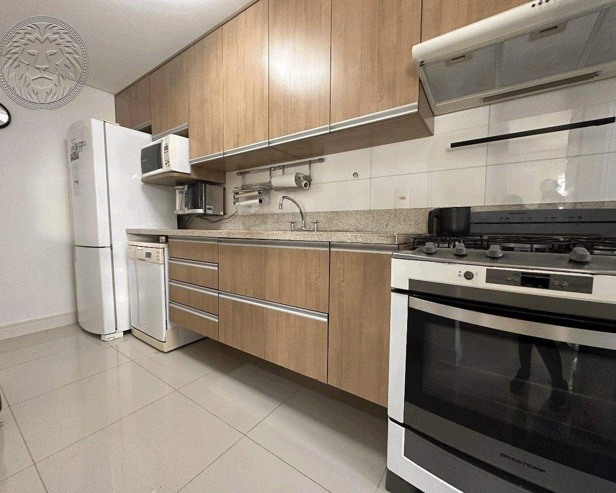 Balcony with a grill in a 2-bedroom apartment, 91 m² — photo 2