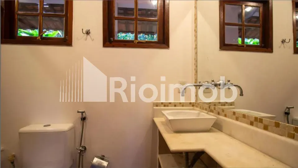 Casa de 4 dormitorios con 4 baños y parrilla embutida — photo 25