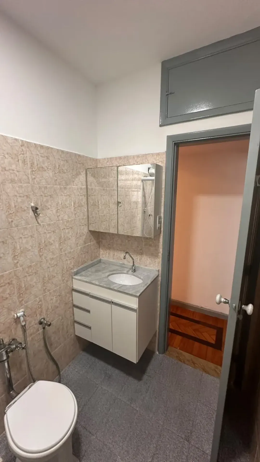 Departamento de 1 dormitorio con piso de madera o laminado — photo 17