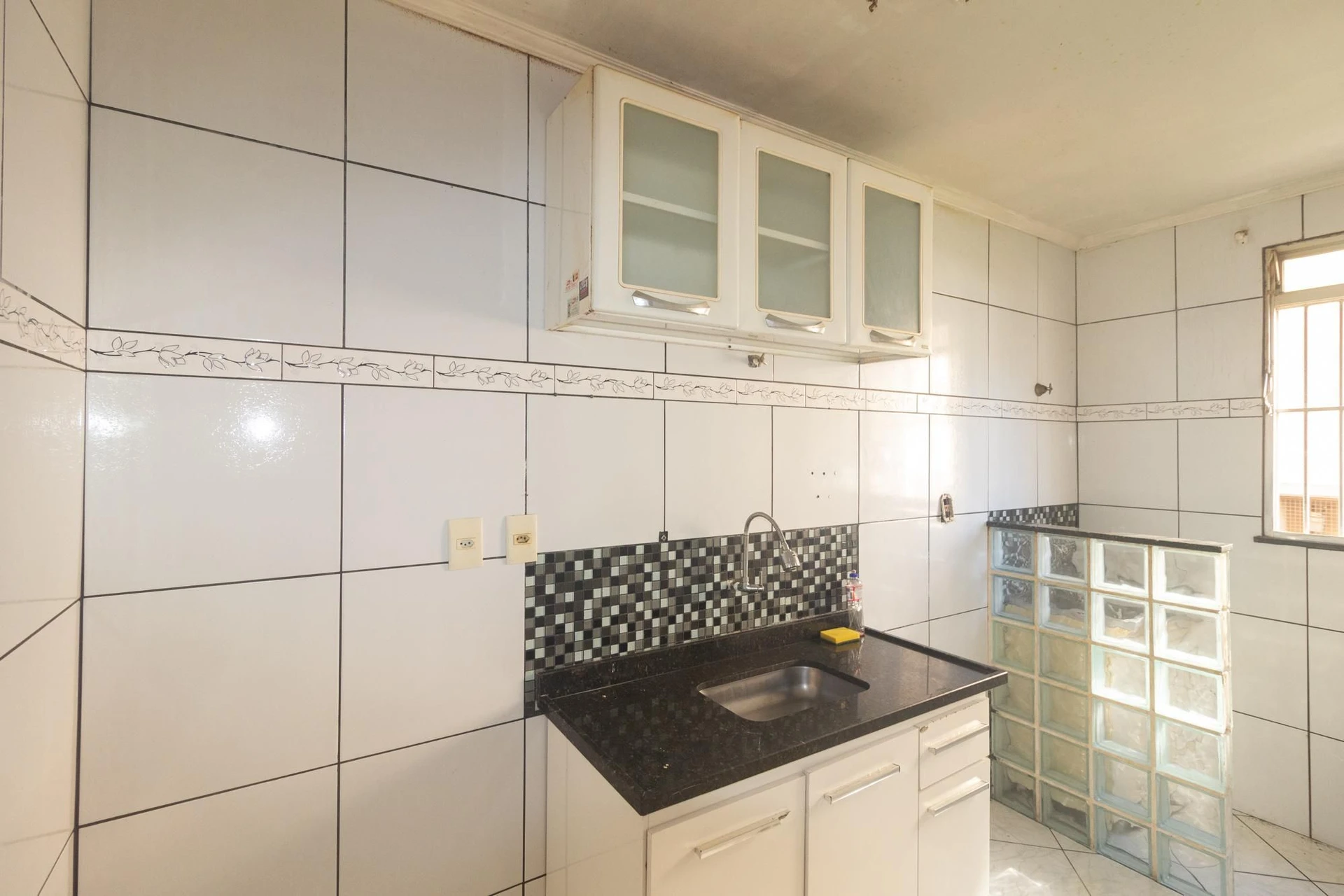 Unfurnished apartment with 2 bedrooms and a separate kitchen — photo 40