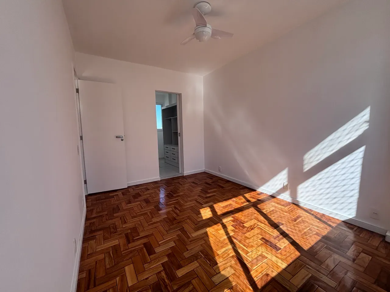 64 m² apartment with a walk-in closet and a washing machine — photo 5
