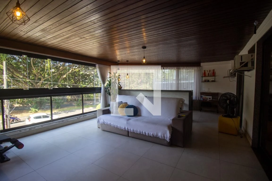 Apartamento mobiliado, 119 m², com closet