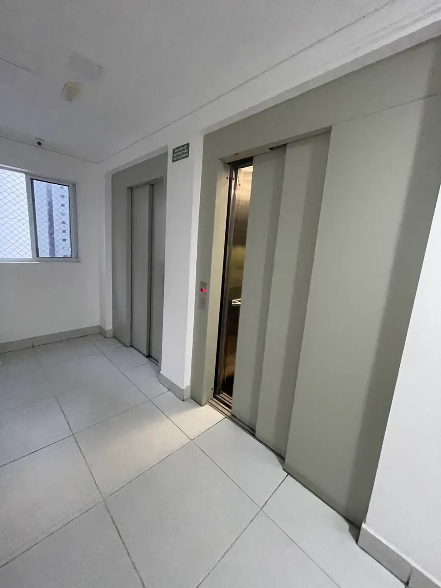 Glass-enclosed balcony in a 4-bedroom apartment, 115 m² — photo 40