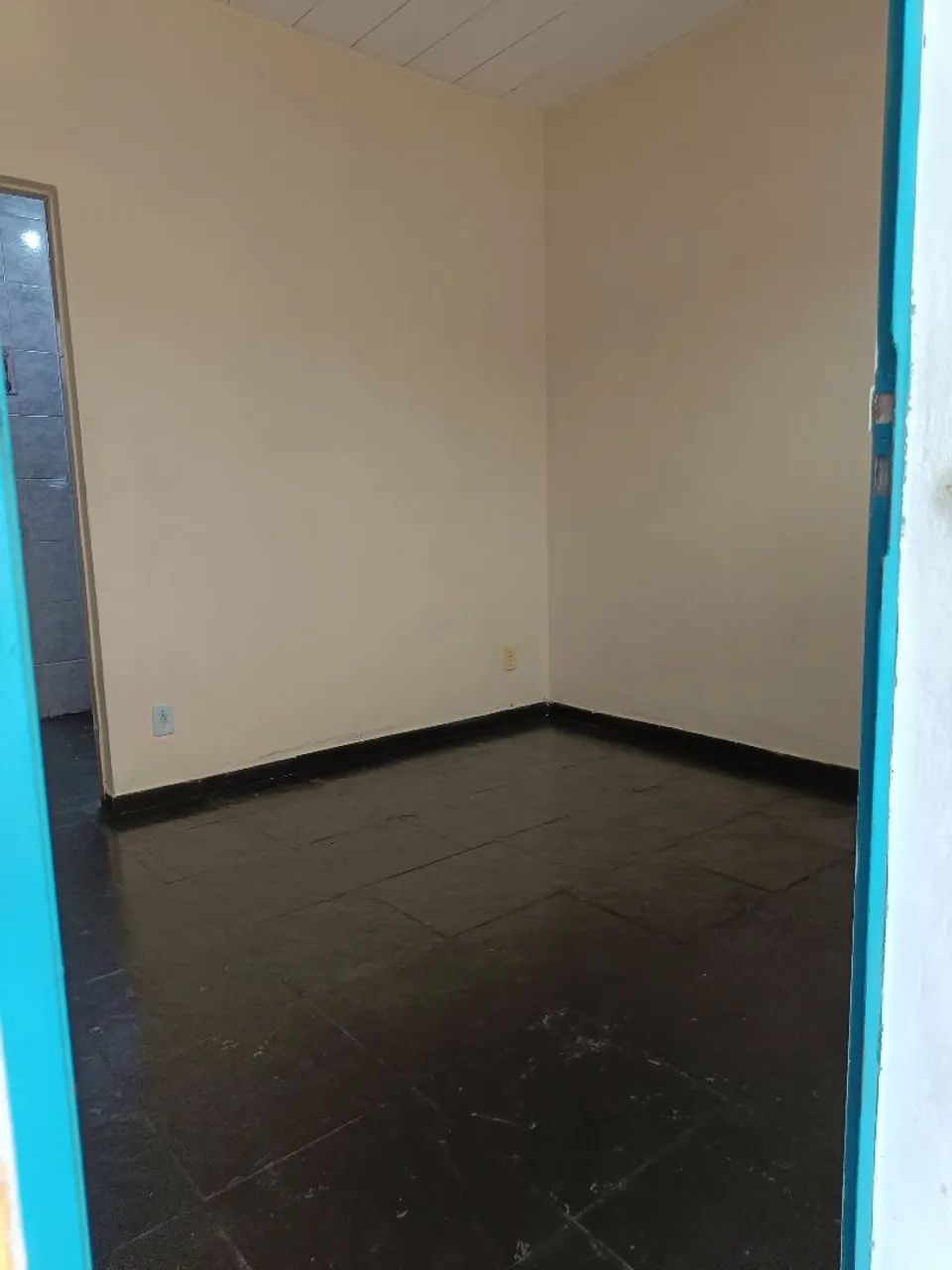 Unfurnished studio with a gas stove and laundry area — photo 9