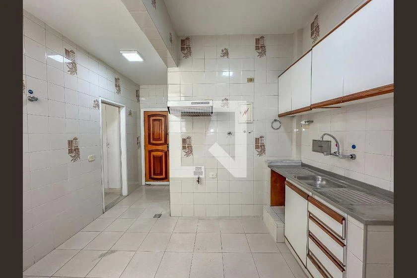 Квартира з 2 спальнями та дерев'яною підлогою або ламінатом — photo 33