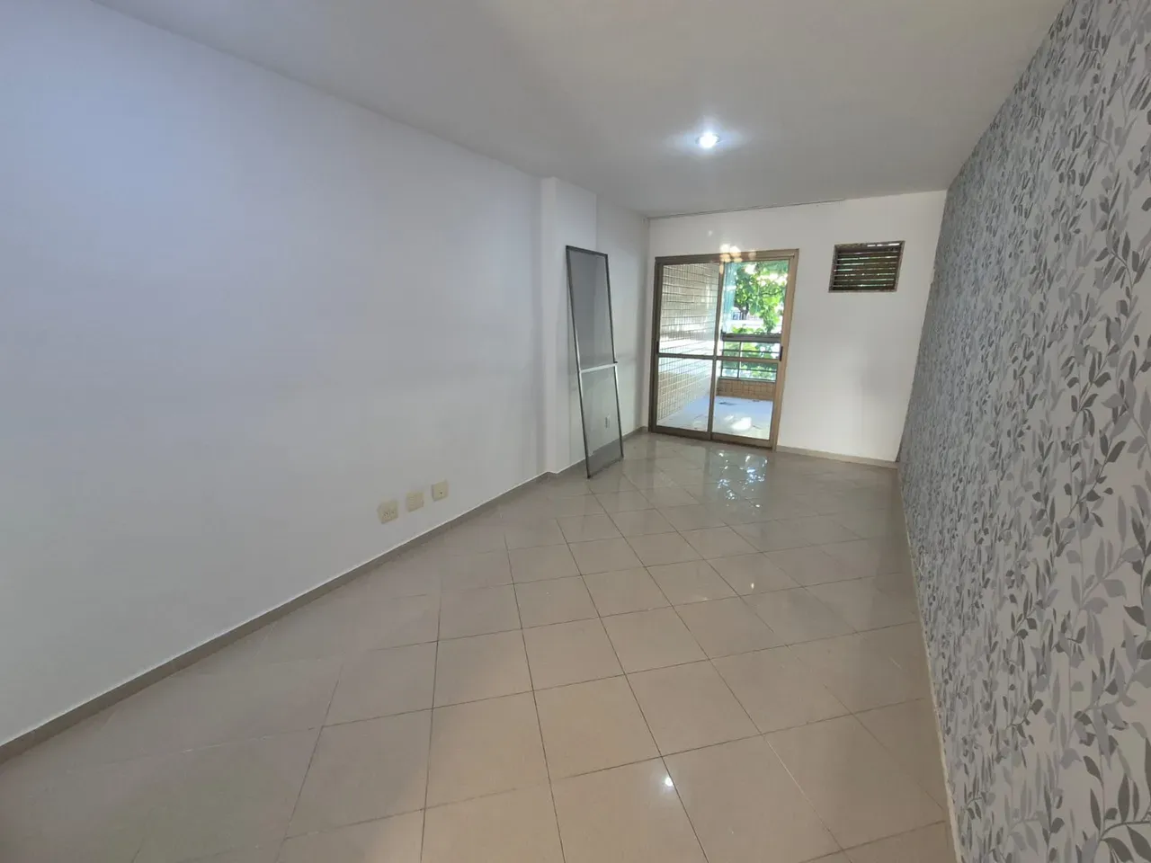 Glass-enclosed balcony in a 3-bedroom apartment, 115 m² — photo 11