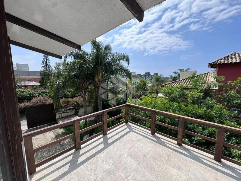 Walk-in closet in a 3-bedroom house, 224 m²
