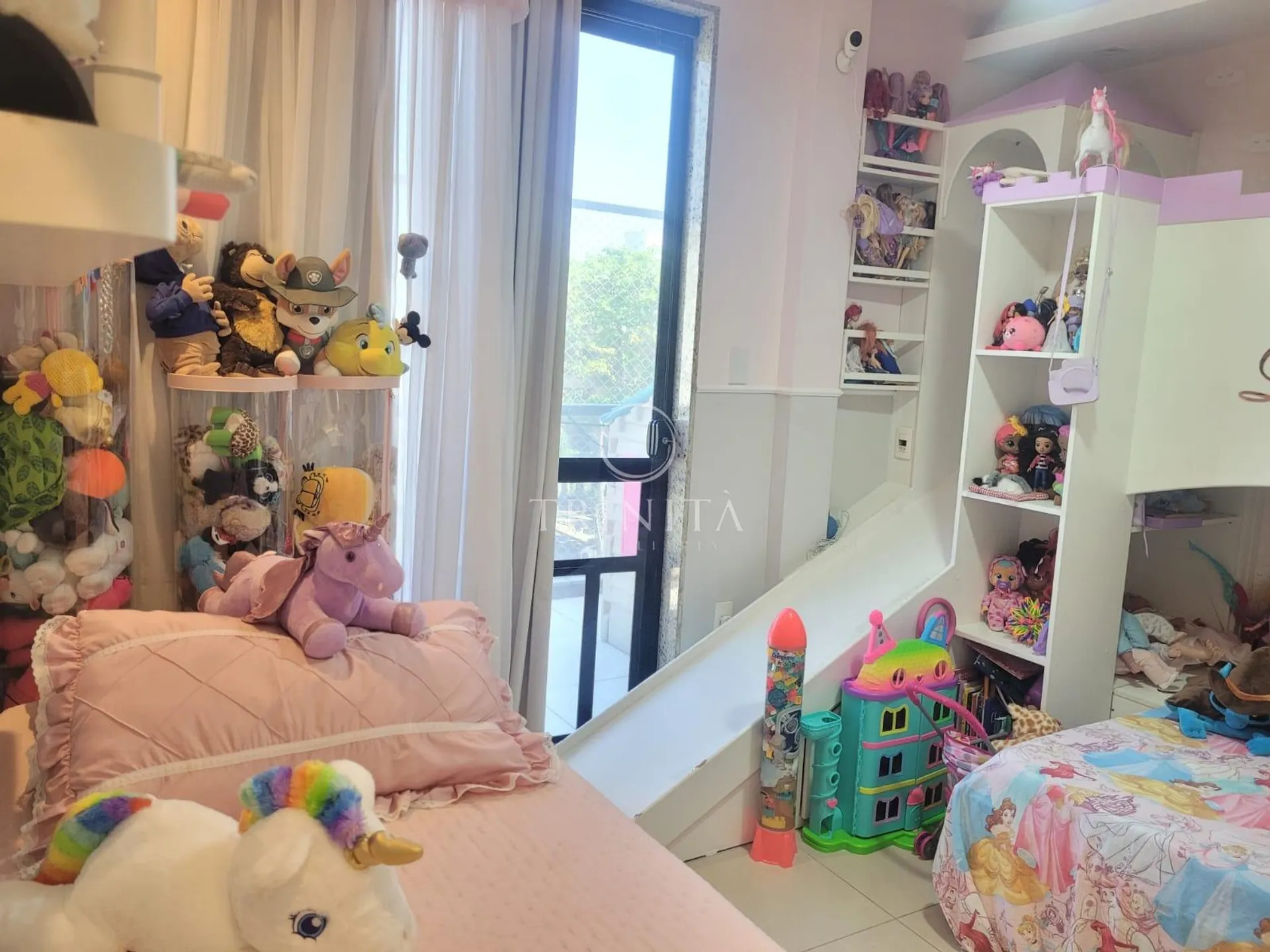 Furnished 341 m² apartment with 3 en-suite bedrooms