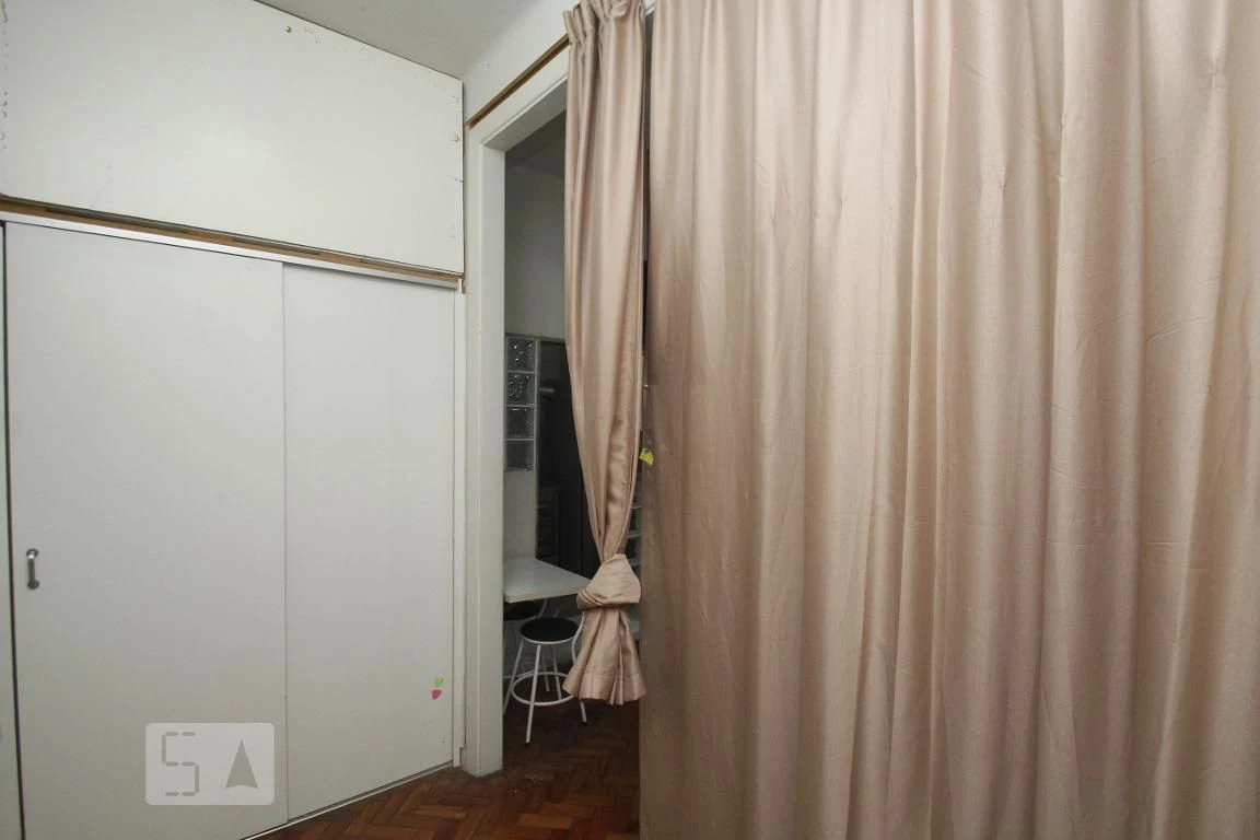 Furnished studio with 1 bedroom and glass shower enclosure — photo 30