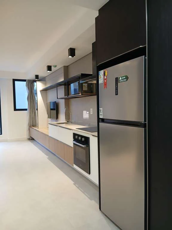 Furnished 1-bedroom apartment with open-plan kitchen — photo 4