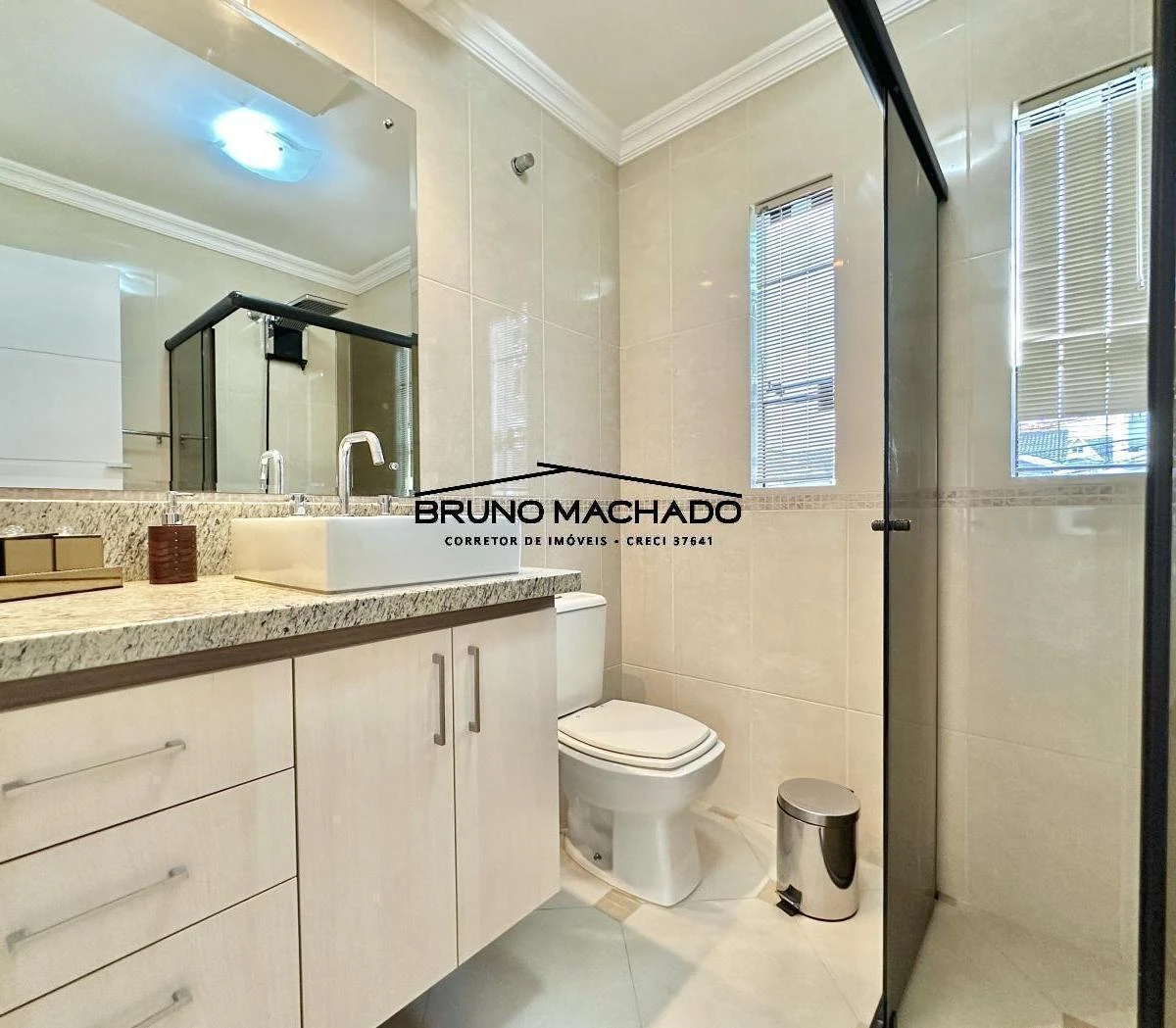 3-bedroom house with a walk-in closet in Curitiba — photo 31