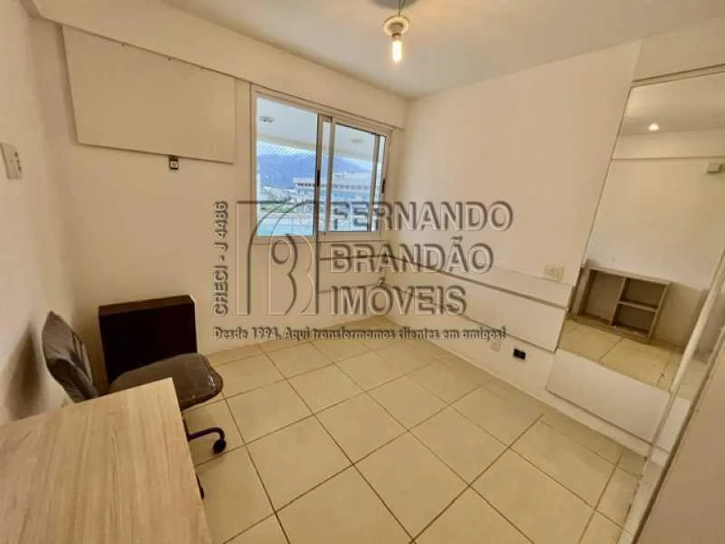 Glass-enclosed balcony in a 3-bedroom apartment, 91 m² — photo 2
