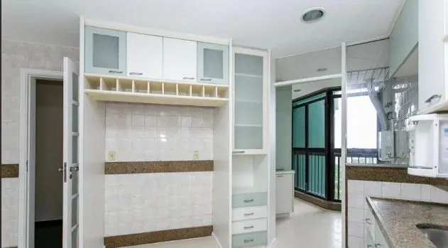 Unfurnished apartment with an enclosed glass balcony — photo 2